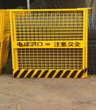 深度解析坑基护栏网 电梯防护门与基坑防护栅栏的安全之道